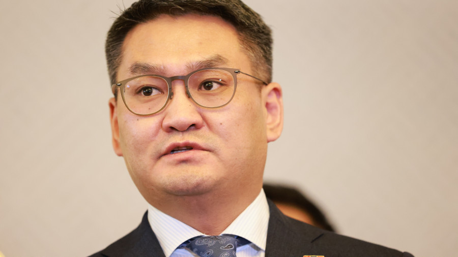 Ө.Шижир: Худлаа ярьж байхаар хэлсэндээ хүрээд улс төрөөс явбал яасан юм Т.Доржханд аа