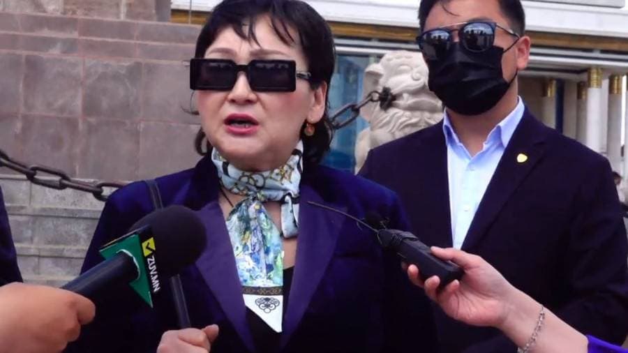 Өэлүн Л.Өнөрчимэг: Дүр эсгэсэн 30 жилийн Ардчиллыг ЭСЭРГҮҮЦЭЖ байна