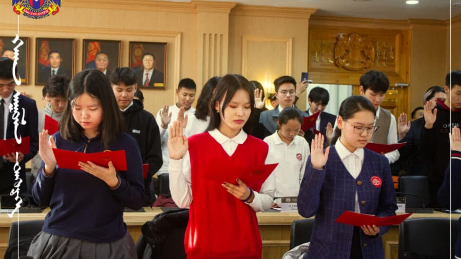 Хан-Уул дүүргийн ЕБС-ийн 16 нас хүрсэн сурагчид Монгол Улсын иргэний үнэмлэх гардан авч, иргэний андгай өргөлөө