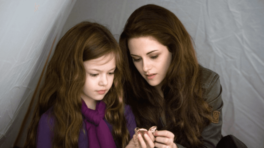 “Бүрэнхий”-д Р.Паттинсон, К.Стюарт нарын охинд тоглосон бяцхан охин үзэсгэлэнт бүсгүй болжээ