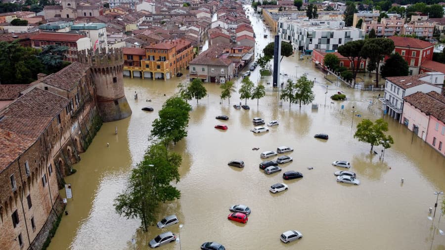 Автомашинтайгаа үерийн усанд боогджээ