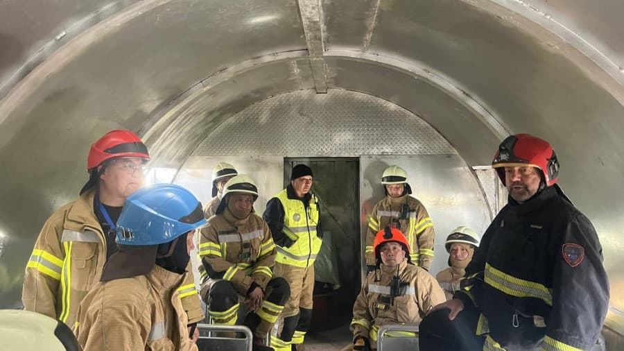 Агаарын хөлгийн аврах, гал унтраах сургагч багш бэлтгэлээ