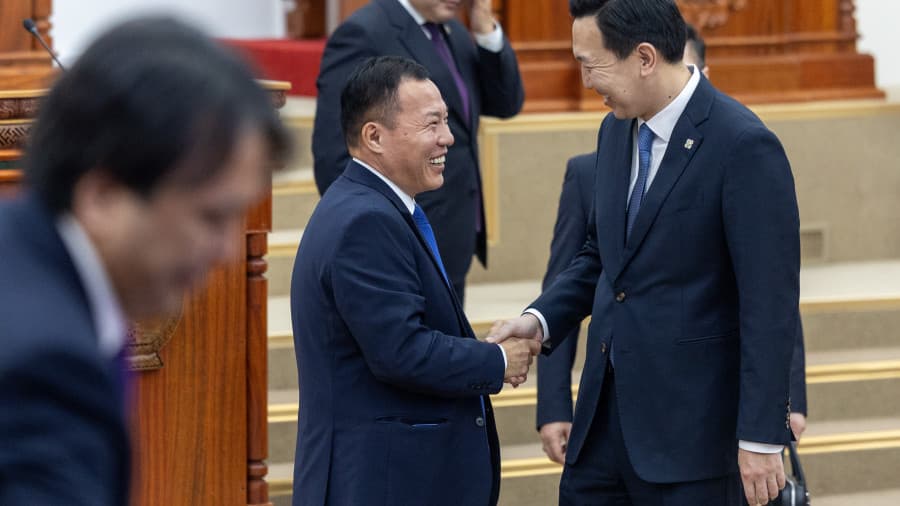 АН-ынхан өөрсдийг нь "хуурсан" Н.Учралд баяр хүргэж байгаа нь Засагт хамтрахын шинж үү