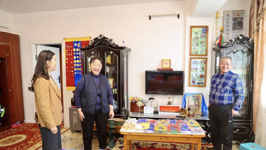 Тэмээний гаралтай түүхий эдэд суурилсан гар урлалын чиглэлээр өрхийн үйлдвэрлэл эрхэлж байна