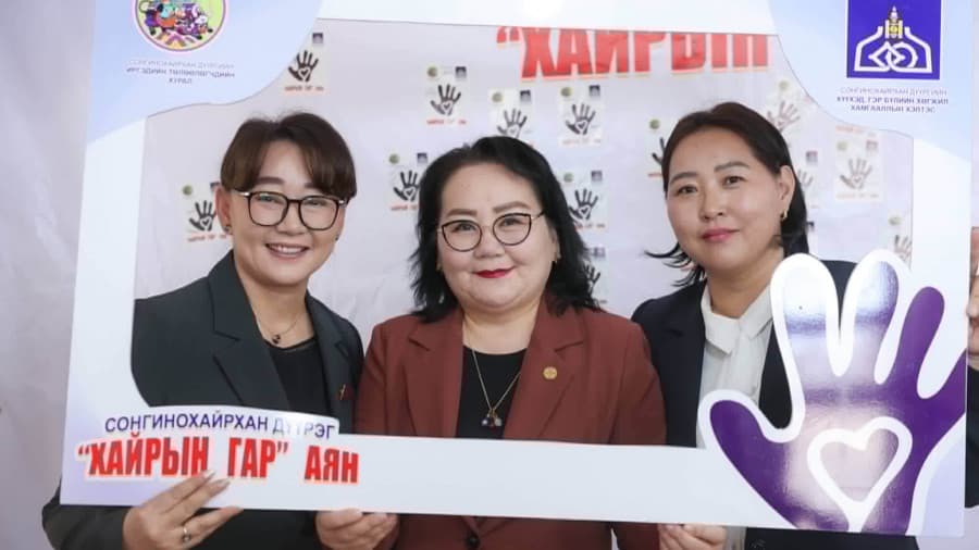 Сонгинохайрхан дүүргийн иргэдийн төлөөлөгчдийн хурал дахь эмэгтэйчүүдийн зөвлөлөөс "Хайрын гар" аяныг эхлүүллээ
