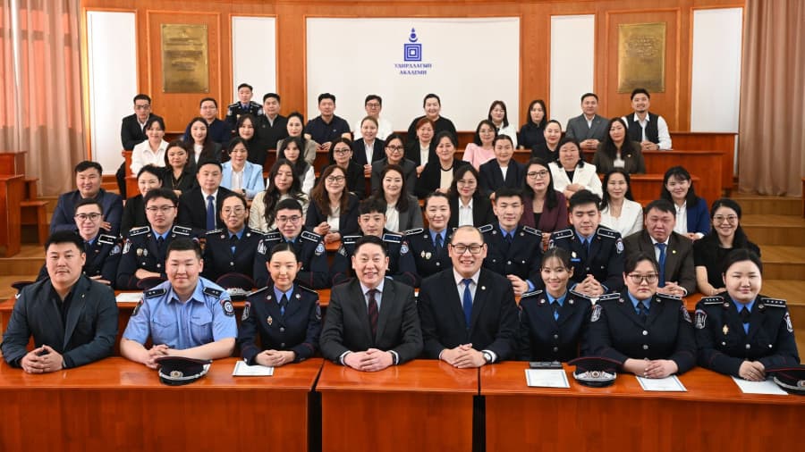 Удирдлагын академийн сургалтанд хамрагдсан албан хаагчид үнэмлэхээ гардаж авлаа