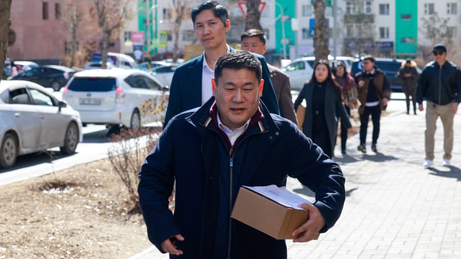 Л.Оюун-Эрдэнэ АТГ-т гэрчийн мэдүүлэг өгч байна