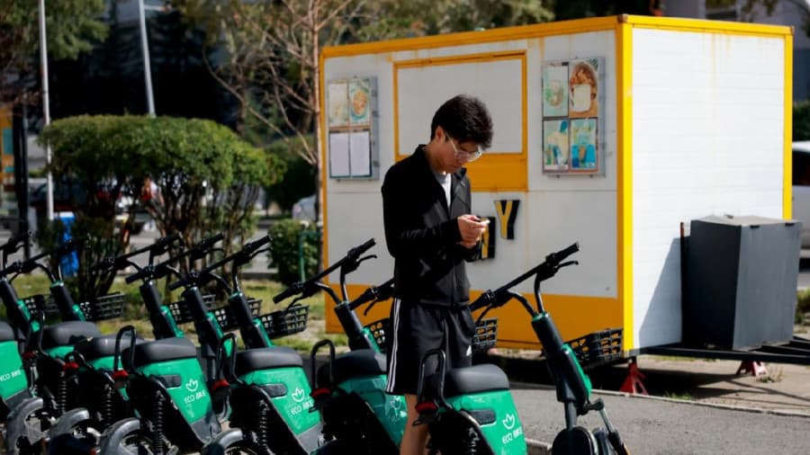 Өнөөдрөөс скүүтер, мопед явган хүний замаар зорчихгүй