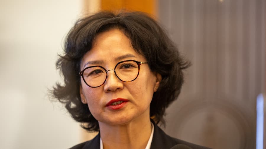 Б.Хэрлэн дарга “Өнөөдөр хэдэн гишүүний асуудлыг хэлэлцэх вэ” гэсэн асуултад хариулалгүй бултав