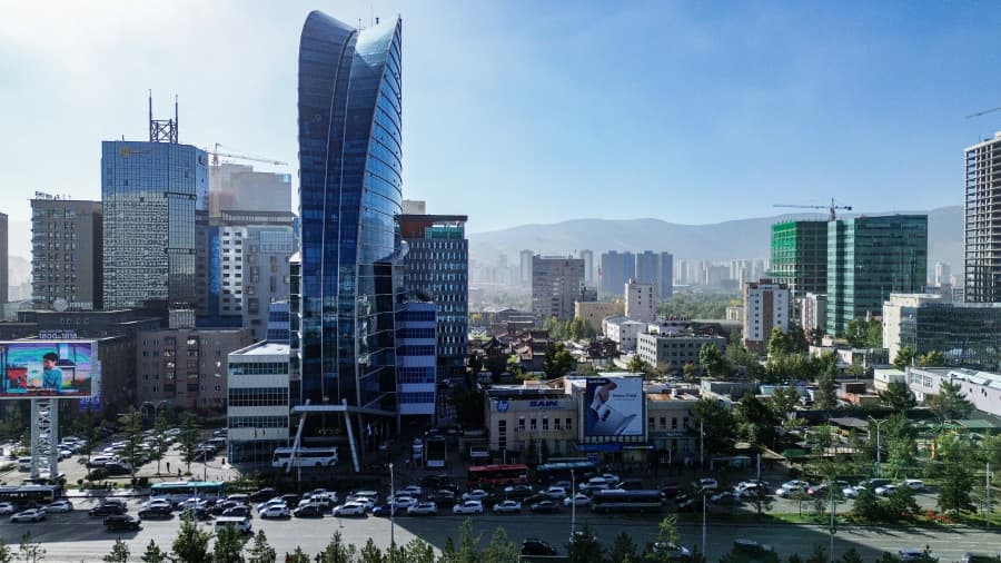 Улаанбаатарт шороогоор шуурна, есөн градус дулаан байна