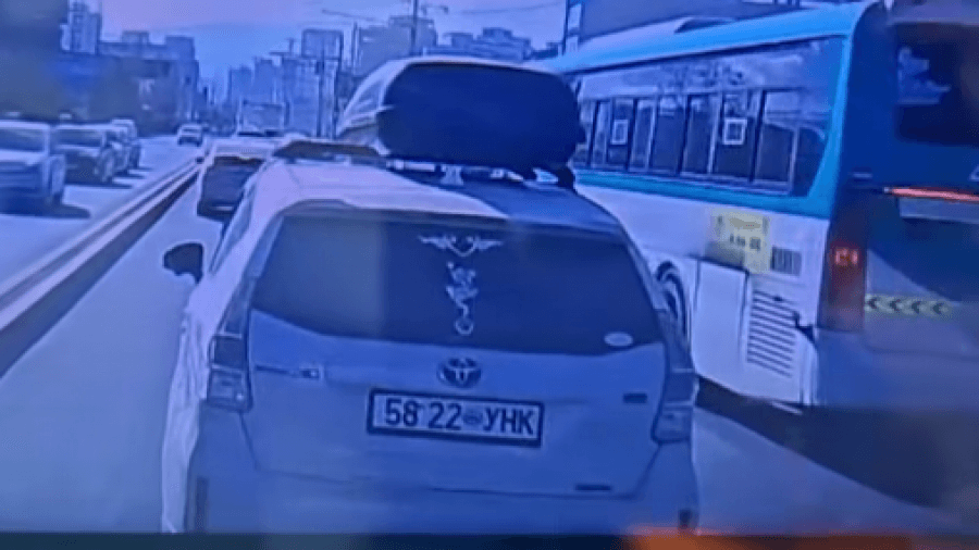 Түргэний тэрэгт зам тавьж өгөөгүй жолоочийн эрхийг гурван сараар хасжээ