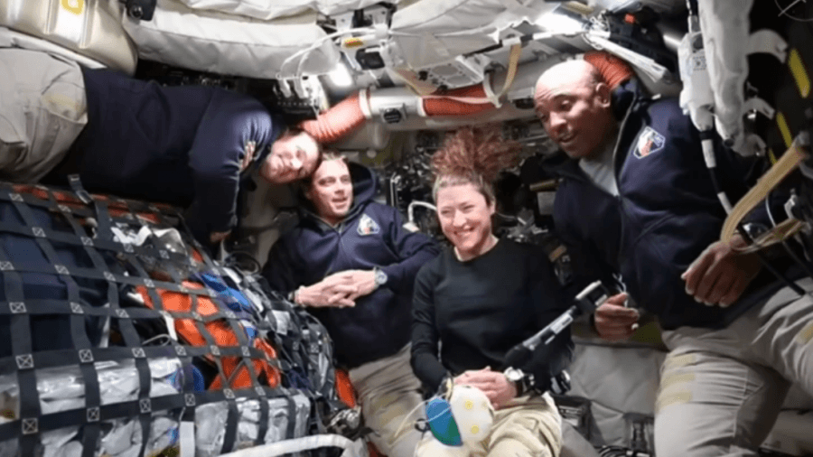 Артемис II: Орион дэлхийн тойрог замаас гарч, сар руу чиглэн явж байна