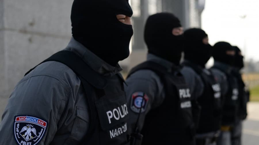 Мансууруулах бодис хууль бусаар хил нэвтрүүлсэн иргэдийг саатуулан шалгаж байна