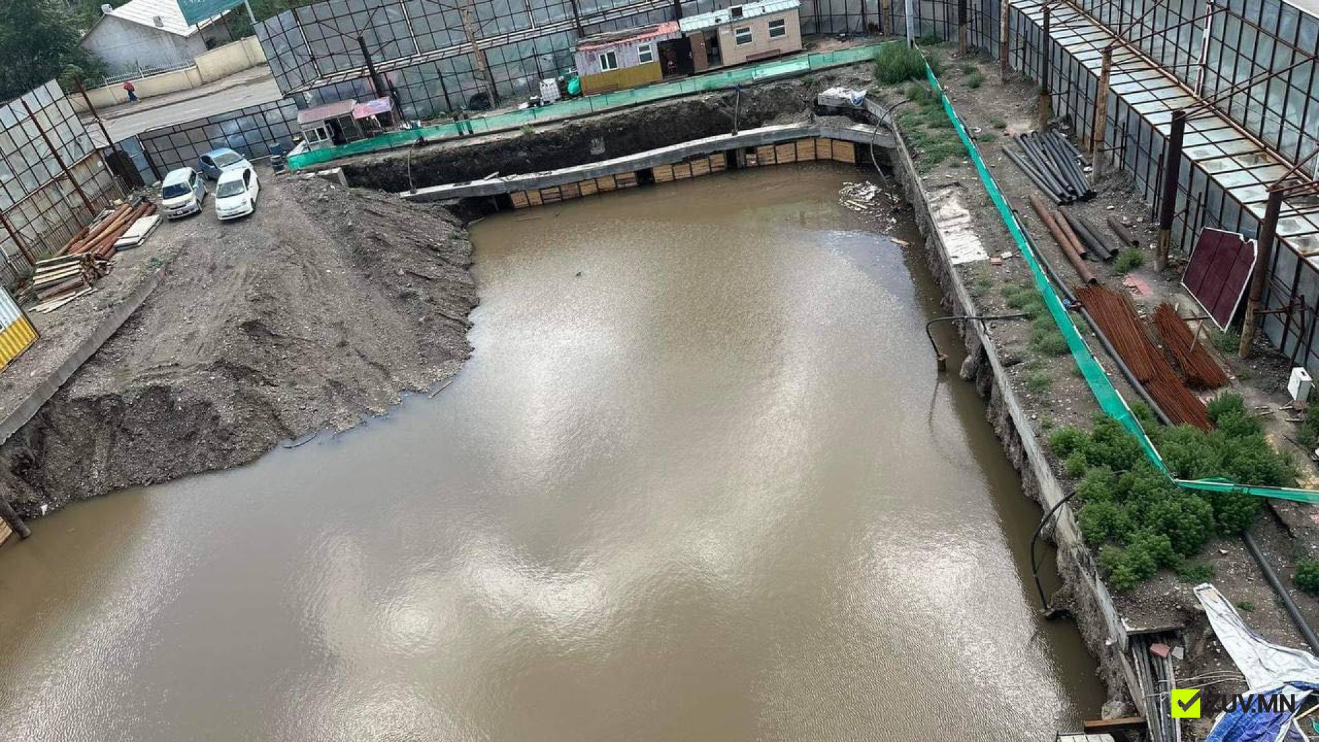 “Монгол Хьюндай автомотив” ХХК барилгын суурь ухсанаас үүдэж хажуу талын барилгад нуралт ҮҮСЧ, НУРАХ ЭРСДЭЛД оржээ