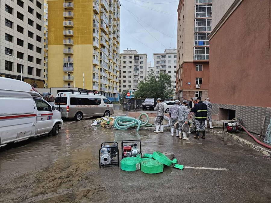 Усанд автсан барилгуудын усыг соруулж байна
