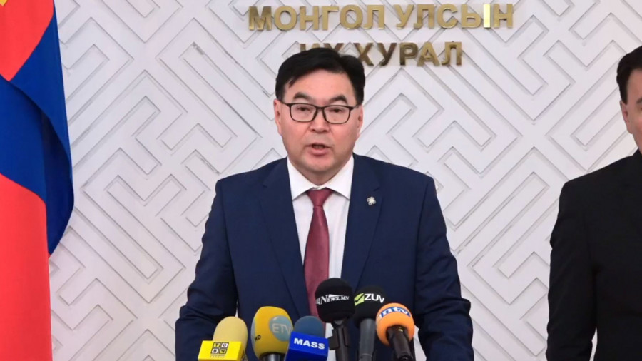 УИХ-ын гишүүн Ц.Анандбазар хүүхдийг бага үдийн сүүгээр хангах тухай хуулийн төсөл өргөн барьж байна